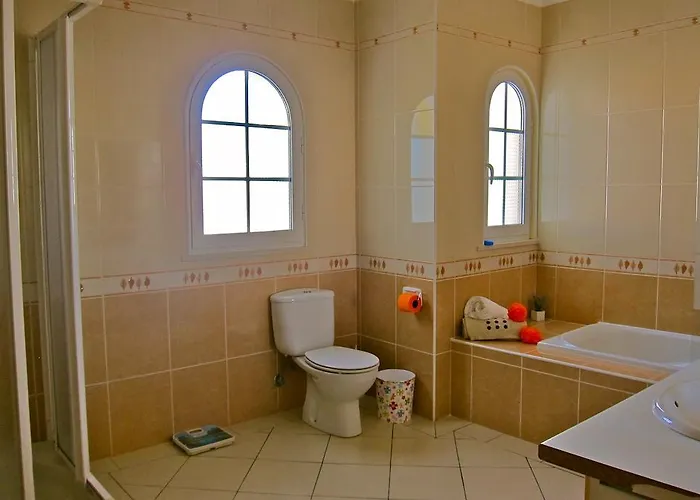 Heated Pool 6 Bedroom Private In Center Of Olhos De Agua