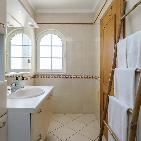 Heated Pool 6 Bedroom Private In Center Of Olhos De água *